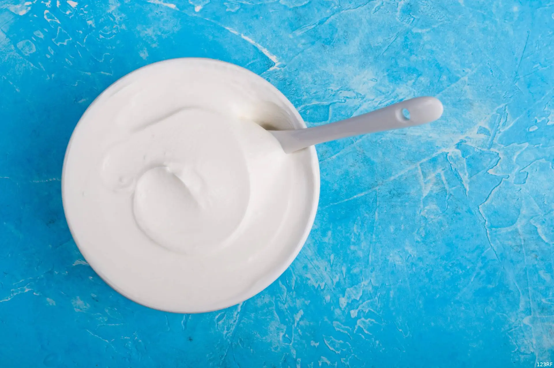 Yoghurt op blauwe achtergrond. Zuivelproduct. Gezond voedings- en dieetconcept.