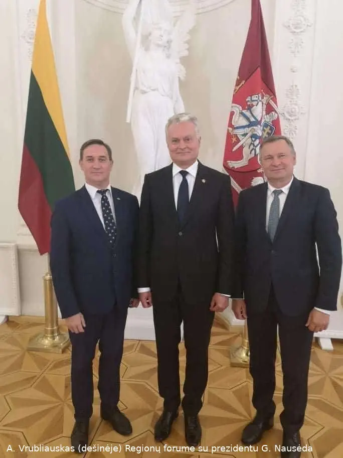 meras a vrubliauskas desineje su lietuvos respublikos prezidentu g nauseda ir raseiniu savivaldybes meru a bautroniu 43072