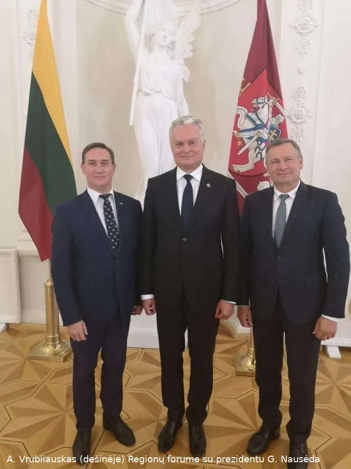 meras a vrubliauskas desineje su lietuvos respublikos prezidentu g nauseda ir raseiniu savivaldybes meru a bautroniu 43072