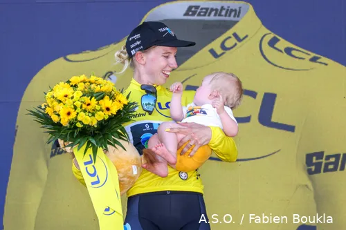 Tour de France Femmes 2022: Wiebes wint de sprint op de Champs-Élysées in rit één en mag zodoende de gele trui in ontvangst nemen
