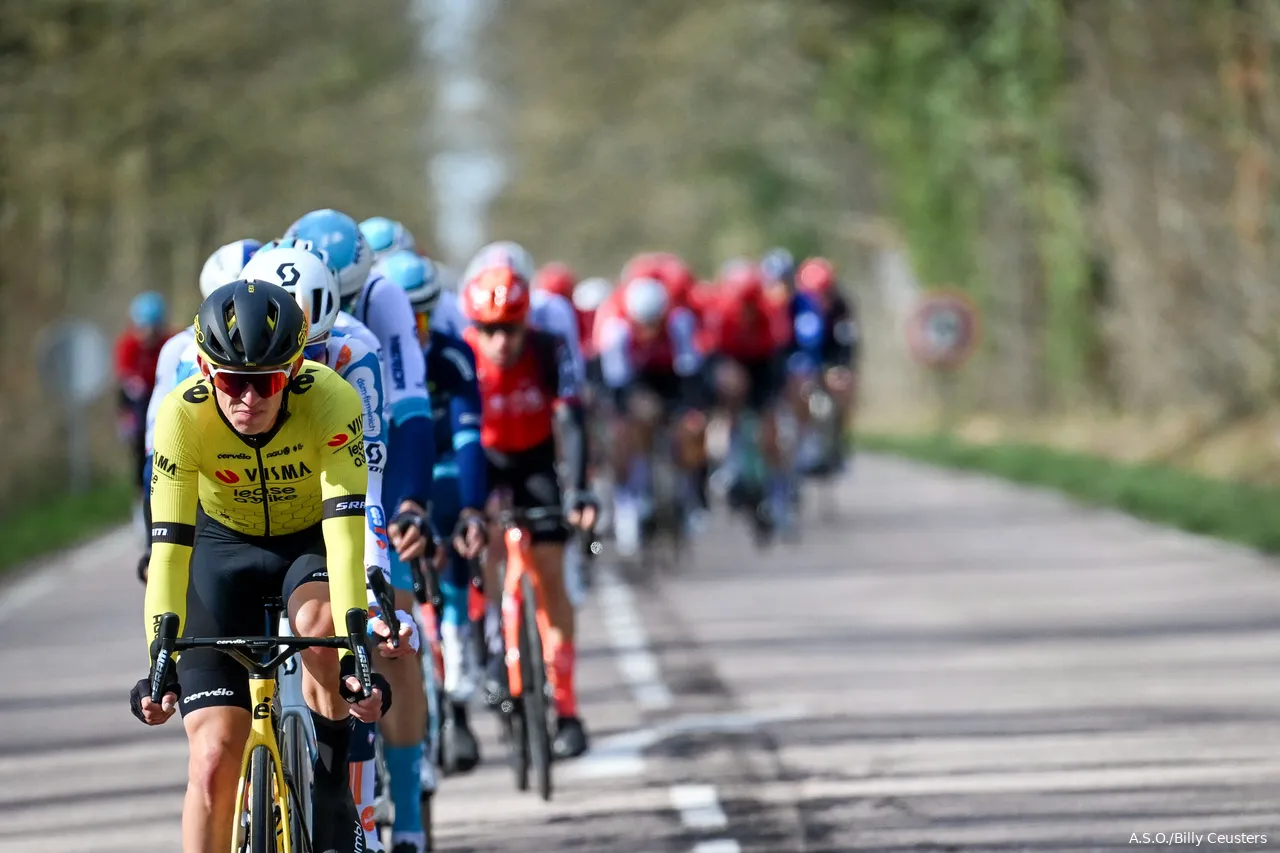 Bouwman at the head of the peloton in Paris-Nice