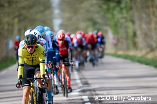 Bouwman at the head of the peloton in Paris-Nice