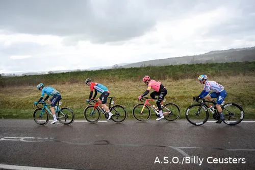 <i>De vier koplopers van de dag banen zich een weg door de Franse heuvels</i>