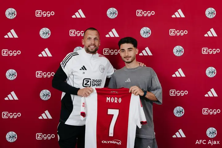 raul-moro-john-heitinga-ajax