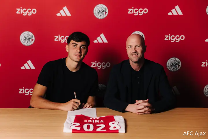 Gerónimo Spina zet zijn handtekening onder zijn contract bij Ajax.