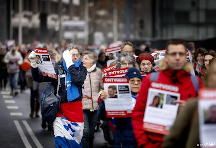 honderden lopen in den haag stille tocht voor gijzelaars hamas