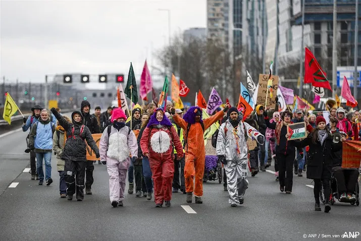 a10 door demonstratie dicht tussen de nieuwe meer en oud zuid