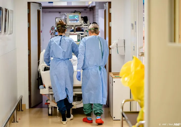 aantal coronapatienten in de ziekenhuizen iets omlaag