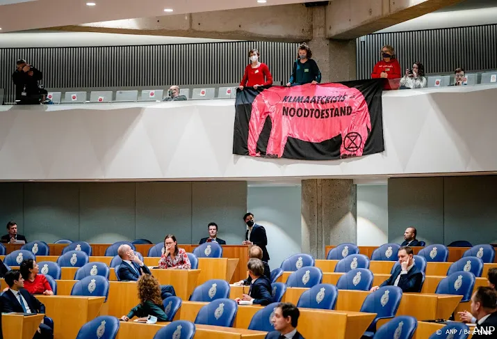 activisten laten spandoek in kamer vallen bij formatiedebat