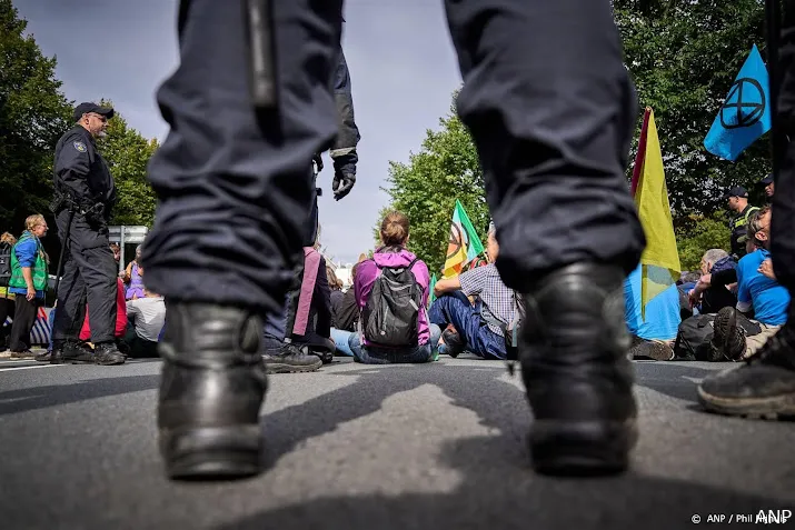 alle klimaatactivisten van de a12 in den haag gehaald