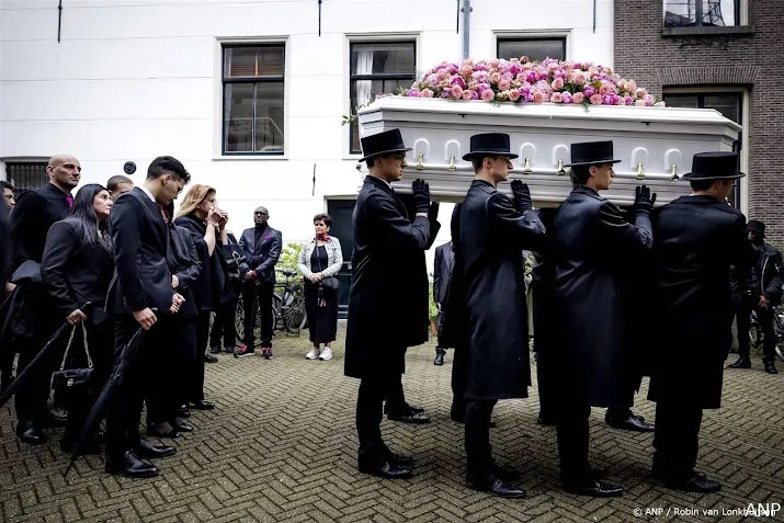 amsterdammers brengen laatste eerbetoon aan koning van de wallen