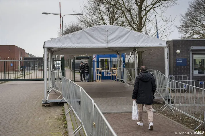 asielzoekers in ter apel wegens drukte op stoelen geslapen