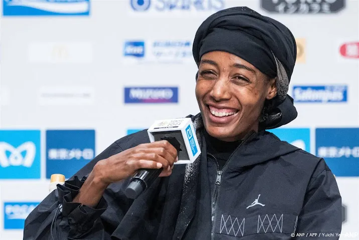 atlete hassan opent baanseizoen met winst op 5000 meter in la