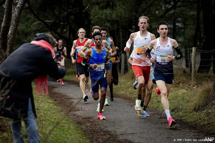 atleten gruppen en douma pakken in schoorl titel op 10 kilometer