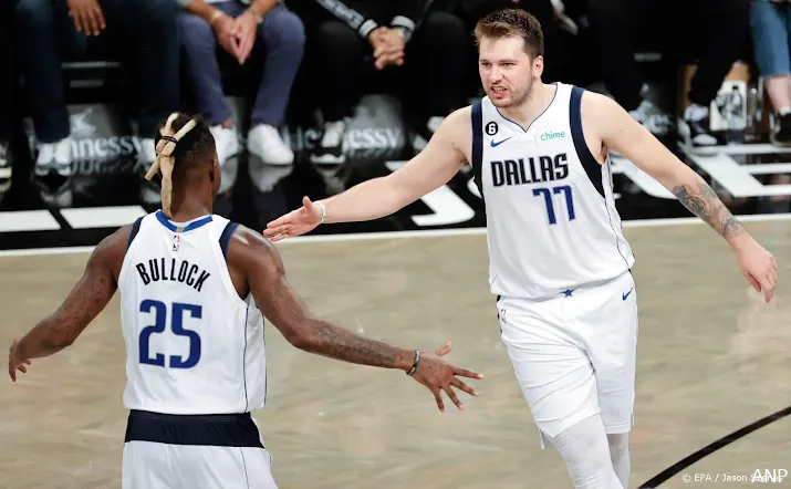 basketballer doncic leidt mavericks met 50 punten naar zege