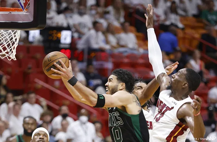 basketballers boston celtics een zege verwijderd van finale nba