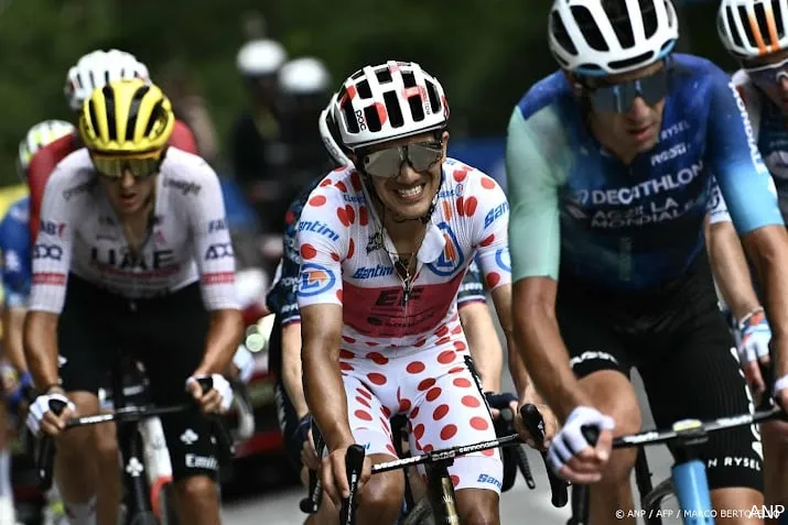 bergtrui carapaz en puntentrui girmay vergeven in tour