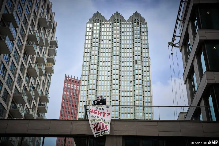 betogers moeten bezette pand universiteit leiden verlaten