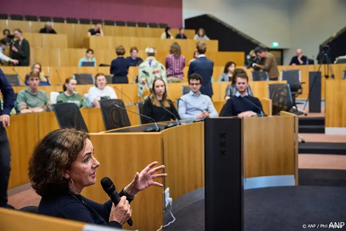 betogers verstoren studenteninterview met halsema op stadhuis