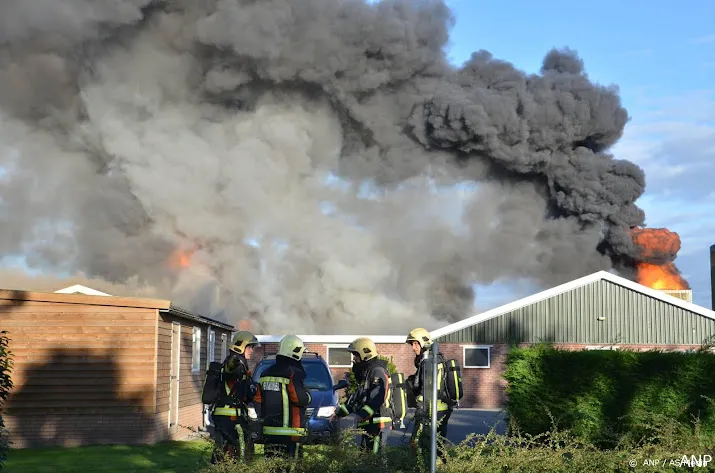 bijna 30 000 kippen omgekomen door brand in schuur assen