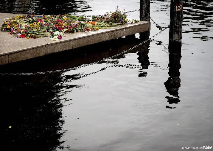 bloemen knuffels en kaarsen bij wake voor gaza in amsterdam