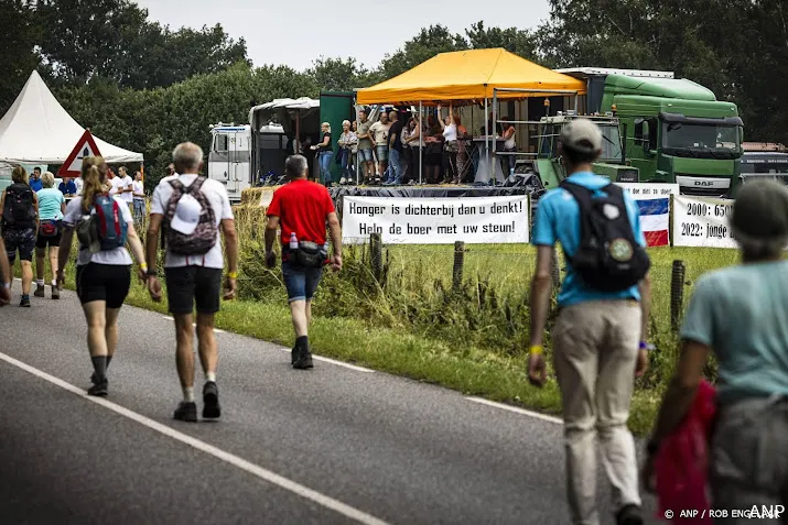 boeren delen kaas en eieren uit aan vierdaagselopers