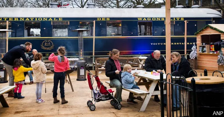 buffel rijdt spoorwegmuseum binnen