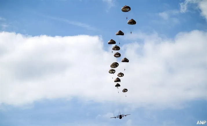 buitenlandse militair zwaargewond geraakt bij parachutesprong