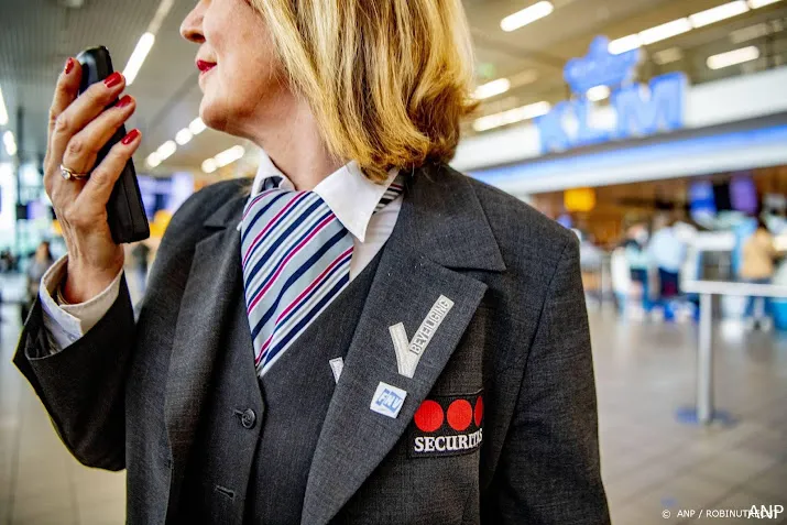 cnv een op de drie beveiligers schiphol overweegt te vertrekken