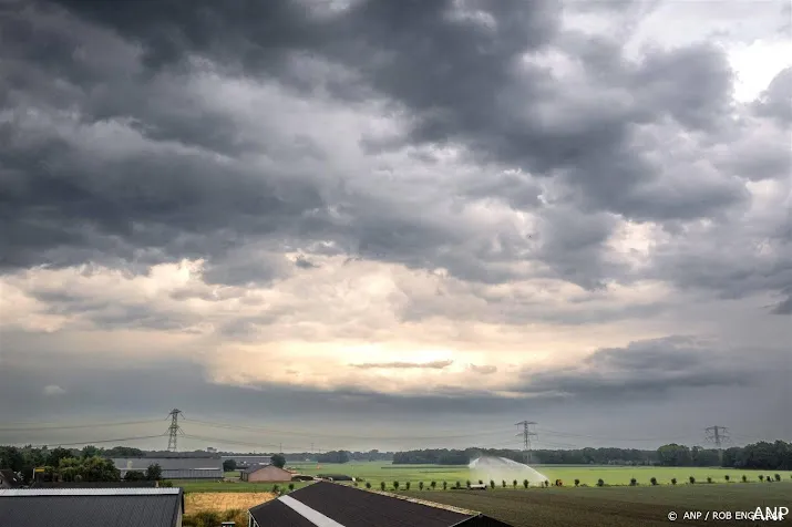 code geel in westen om regen en onweer windstoten in de avond