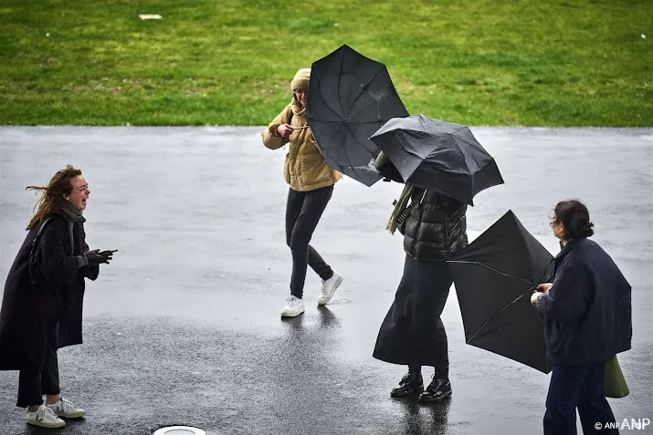 code geel om zware windstoten in hele land