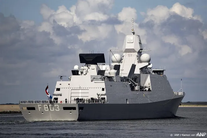 defensie begeleidt russische schepen op noordzee