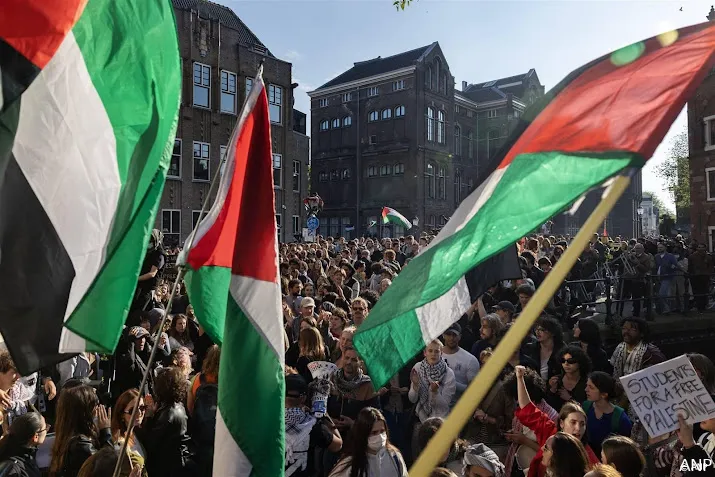 demonstranten hijsen palestijnse vlag op gebouw uva terrein