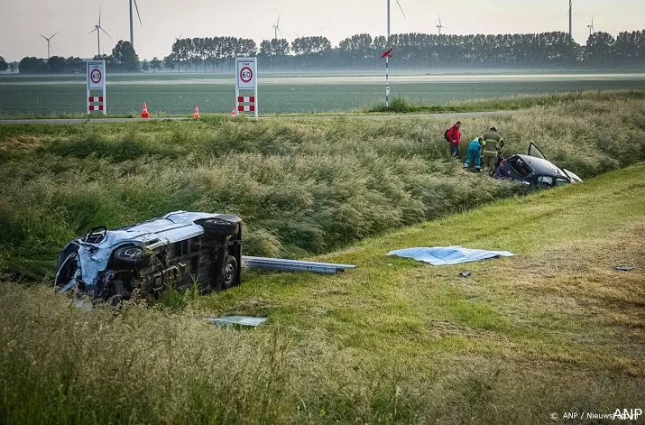 dode en 9 gewonden bij aanrijding busje en auto bij medemblik