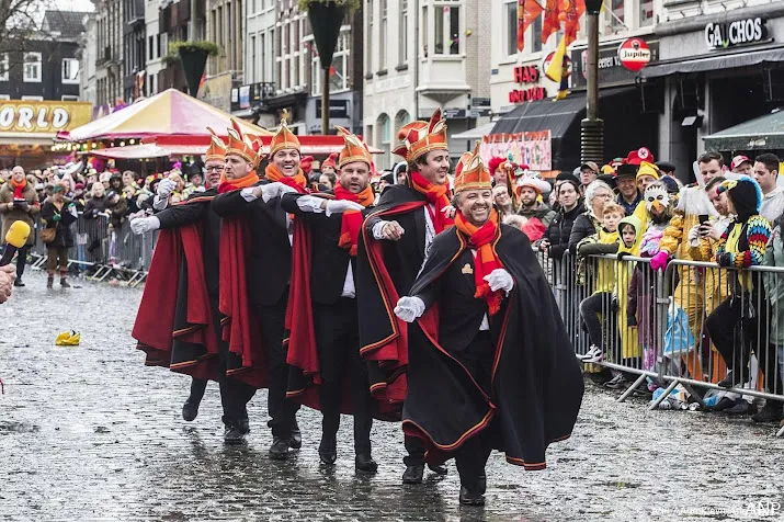 dringend advies aan limburgse carnavalisten laat je vaccineren