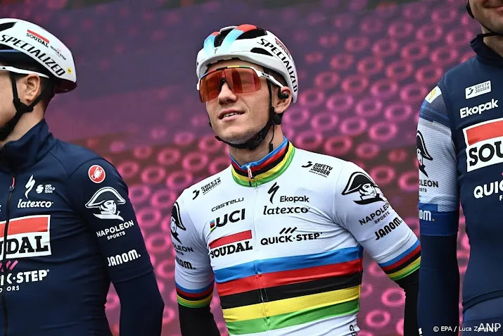 evenepoel wint ook tweede giro tijdrit en heeft roze trui terug