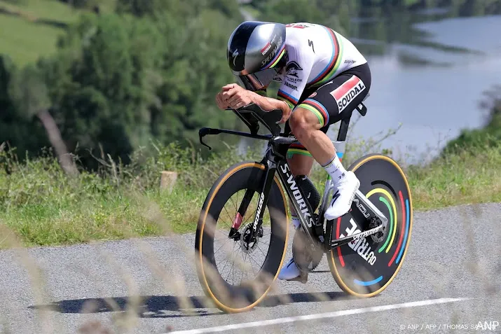 evenepoel wint overtuigend tijdrit in criterium du dauphine