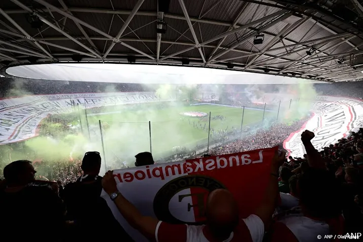 fans van feyenoord laten grootste spandoek ooit in de kuip zien