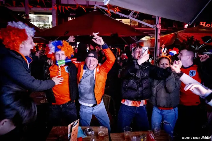 feest en getoeter na overwinning oranje op turkije