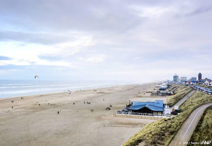 files richting strand in zandvoort op zondag