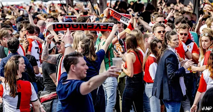 gemeente rotterdam stadhuisplein vol fans kom er niet meer heen