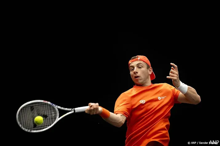 griekspoor verslaat ook riedi in daviscup en dwingt vijfde duel af