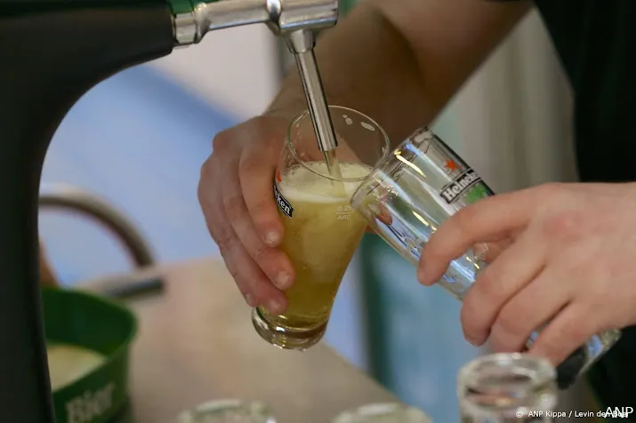 heineken verhoogt bierprijzen in de horeca deze zomer