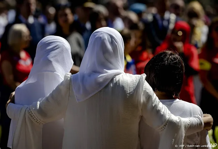 honderden herdenken in den haag massamoord in srebrenica