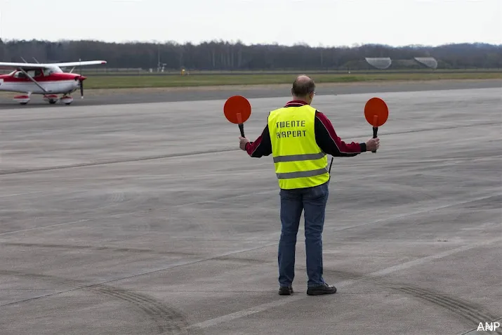 inspectie houdt vliegtuigen op twente airport aan de grond