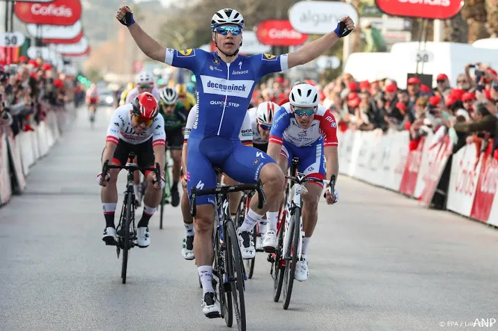 jakobsen sprint naar ritzege in californie