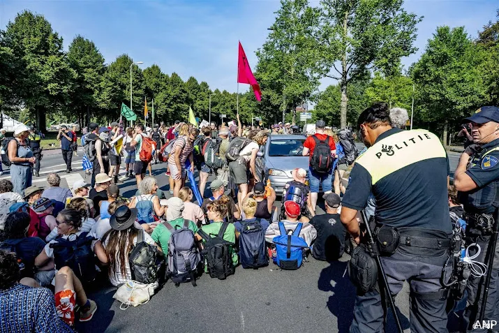 klimaatactivisten blokkeren a12 opnieuw