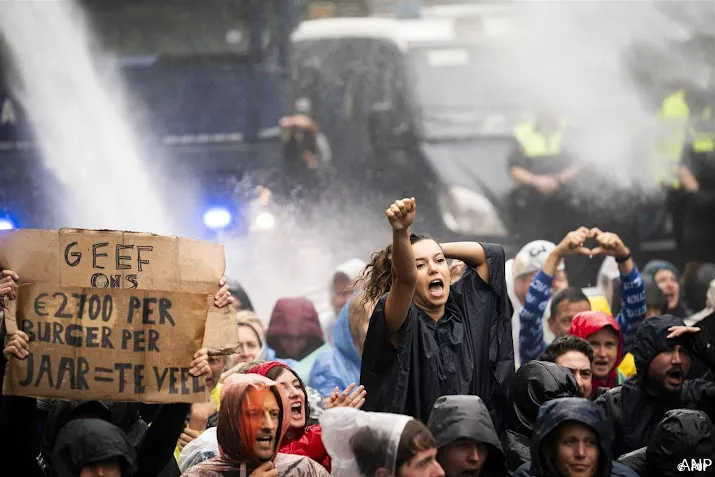 klimaatactivisten blokkeren opnieuw de a12 in den haag