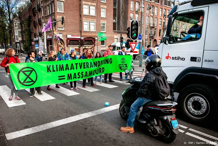 klimaatactivisten blokkeren straten amsterdam