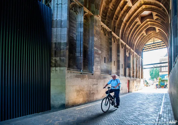 klokken van de dom luiden dinsdag voor afscheid van zanen